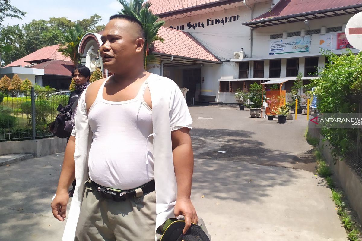 Saat melakukan penertiban, petugas Satpol PP Medan disiram air cabai