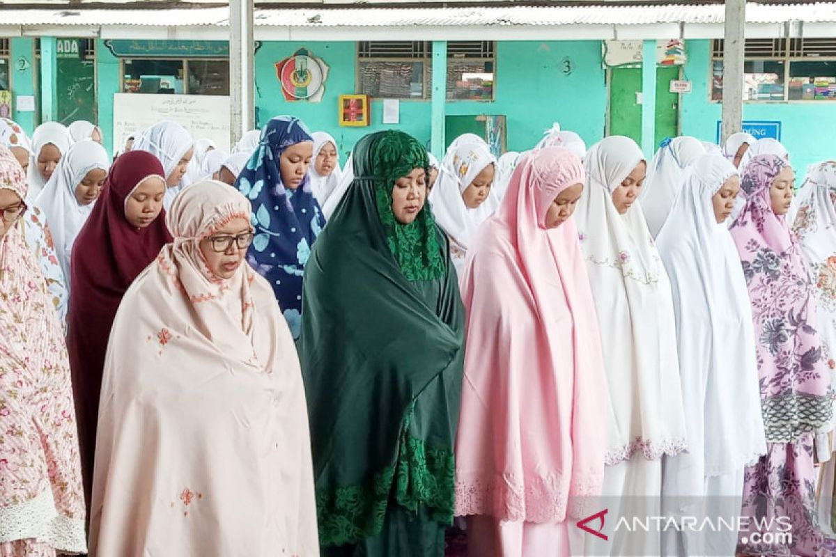 Bupati Bogor shalat ghaib untuk Mbah Moen bersama para santri