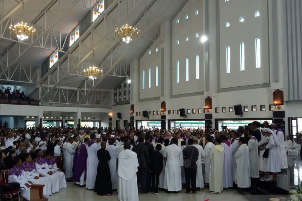 Ribuan umat Katolik antar Mgr Saklil ke pemakaman