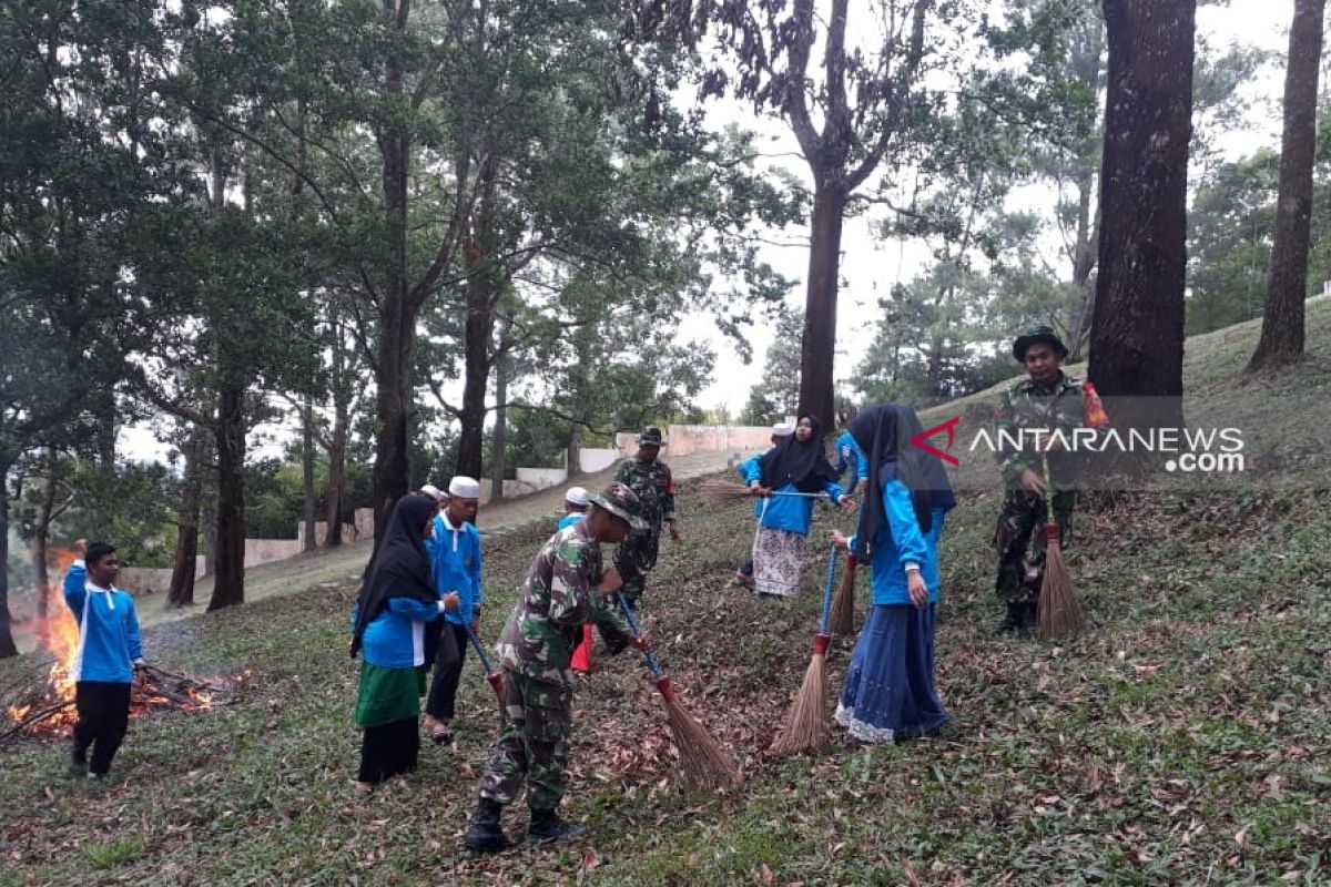 Sambut HUT-RI, Koramil 03/SPR gotong royong bersihkan Taman Makam Pahlawan