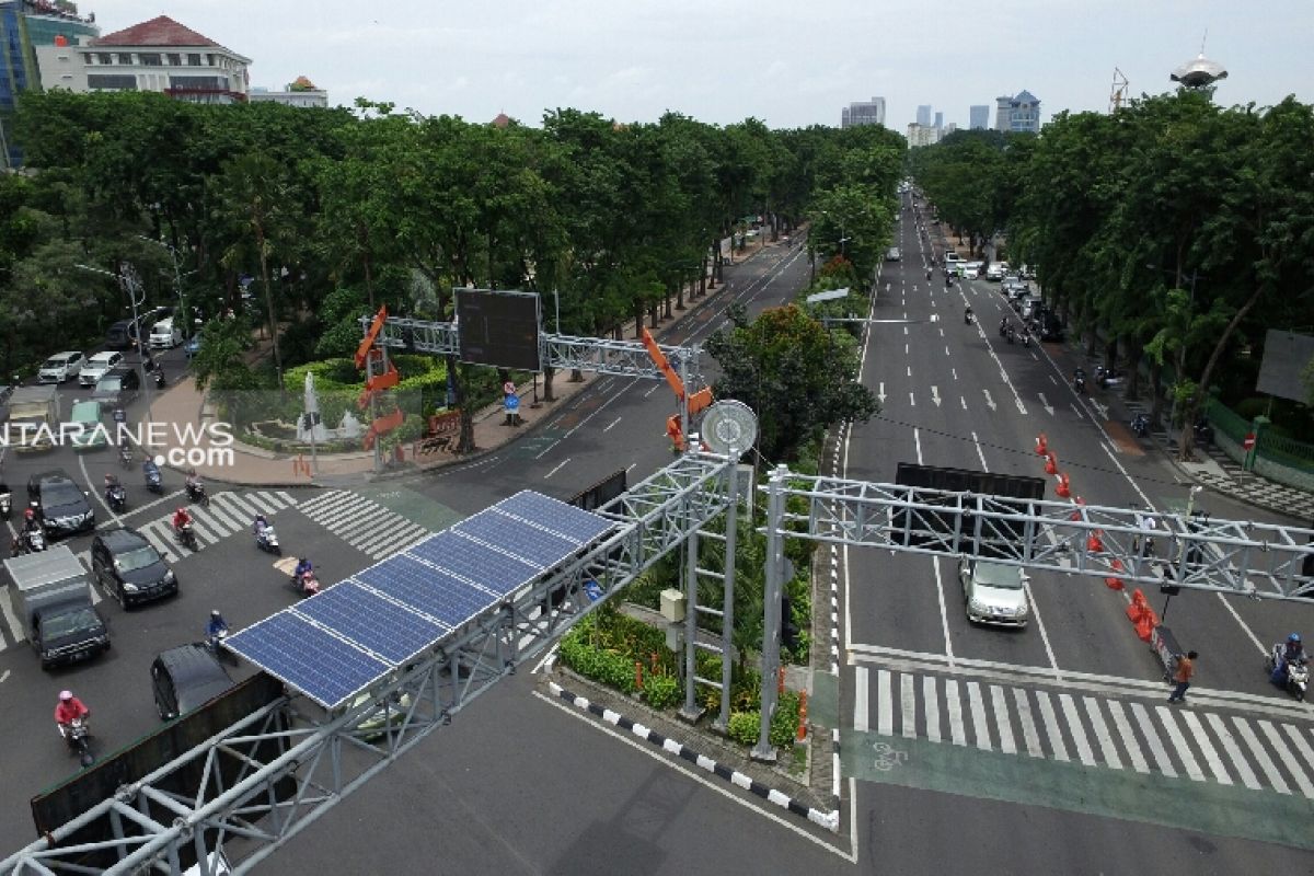 Seratus trafik light di Surabaya gunakan solar cell