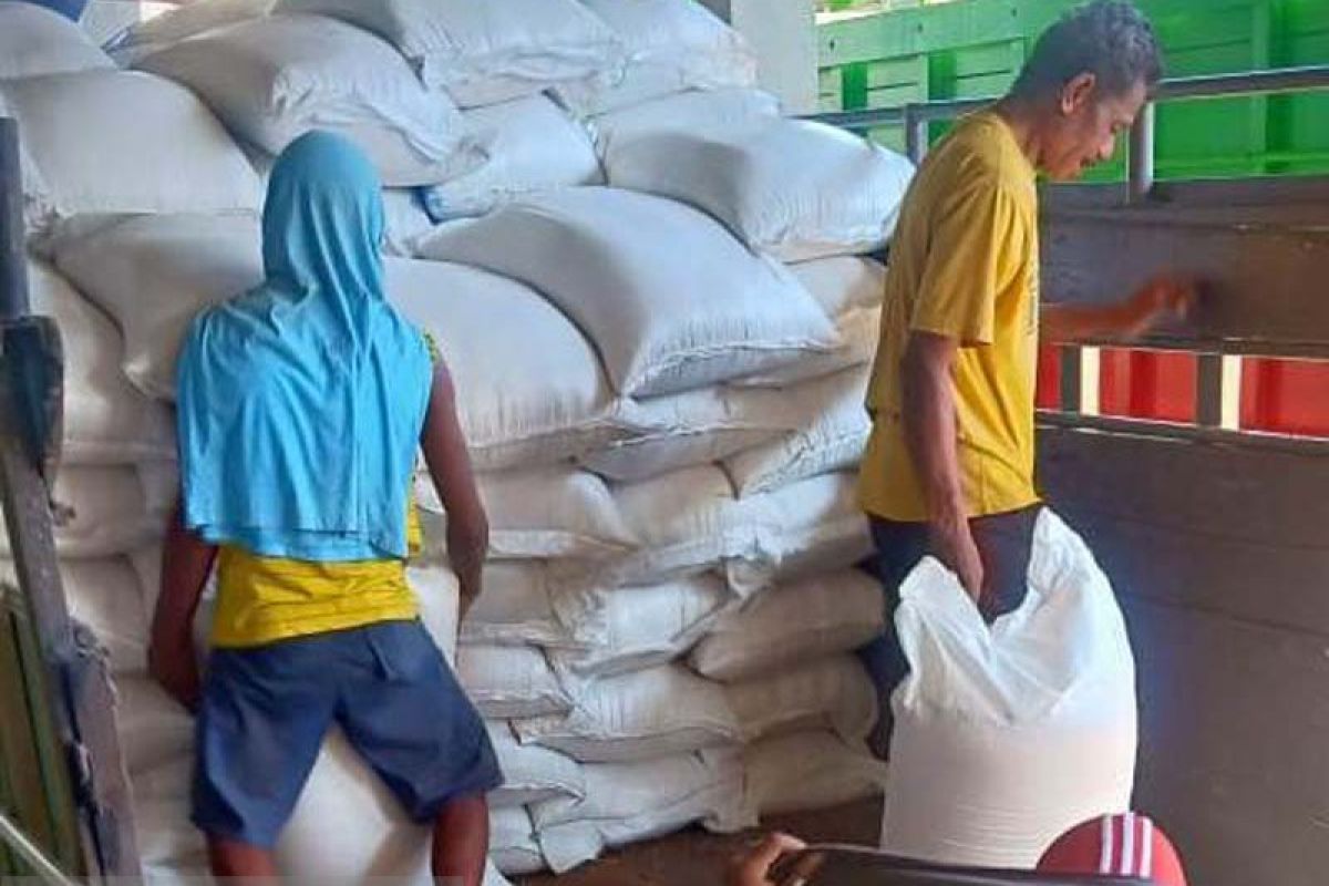Puluhan ton beras tanpa merek diamankan petugas