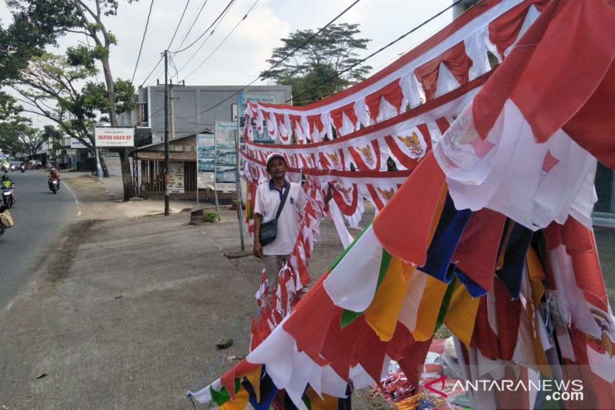 Penjualan bendera menjelang HUT ke-74 RI di Kulon Progo meningkat