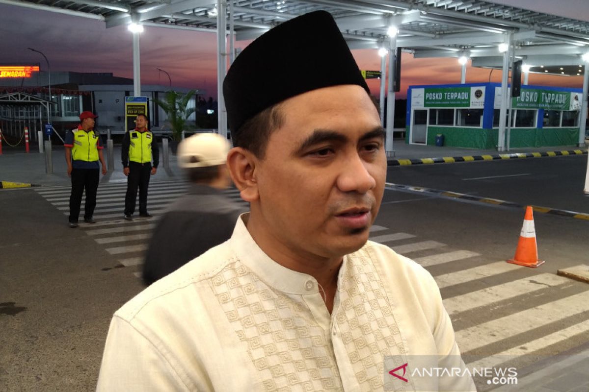 Keluarga KH Maimoen Zubair berangkat ziarah ke Mekkah