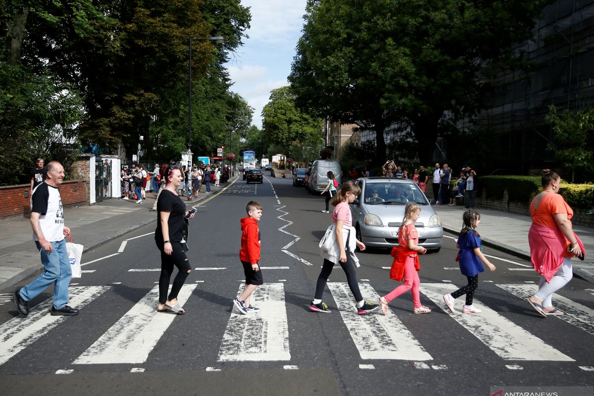 Orang berkumpul di Abbey Road rayakan 50 tahun foto album Beatles