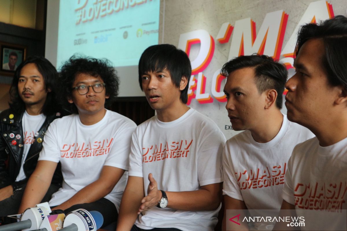 Grup D'Masiv tampil acara penutupan  Indonesia Weekend