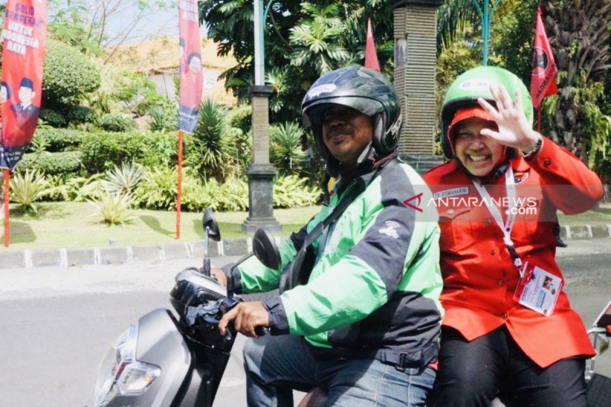 Risma numpang ojek daring ke arena kongres V PDIP di Bali