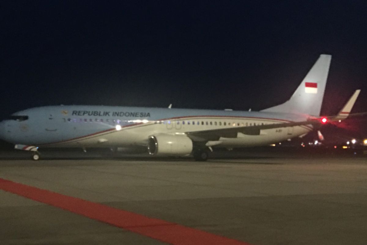 Presiden Jokowi tiba di Bandara KLIA