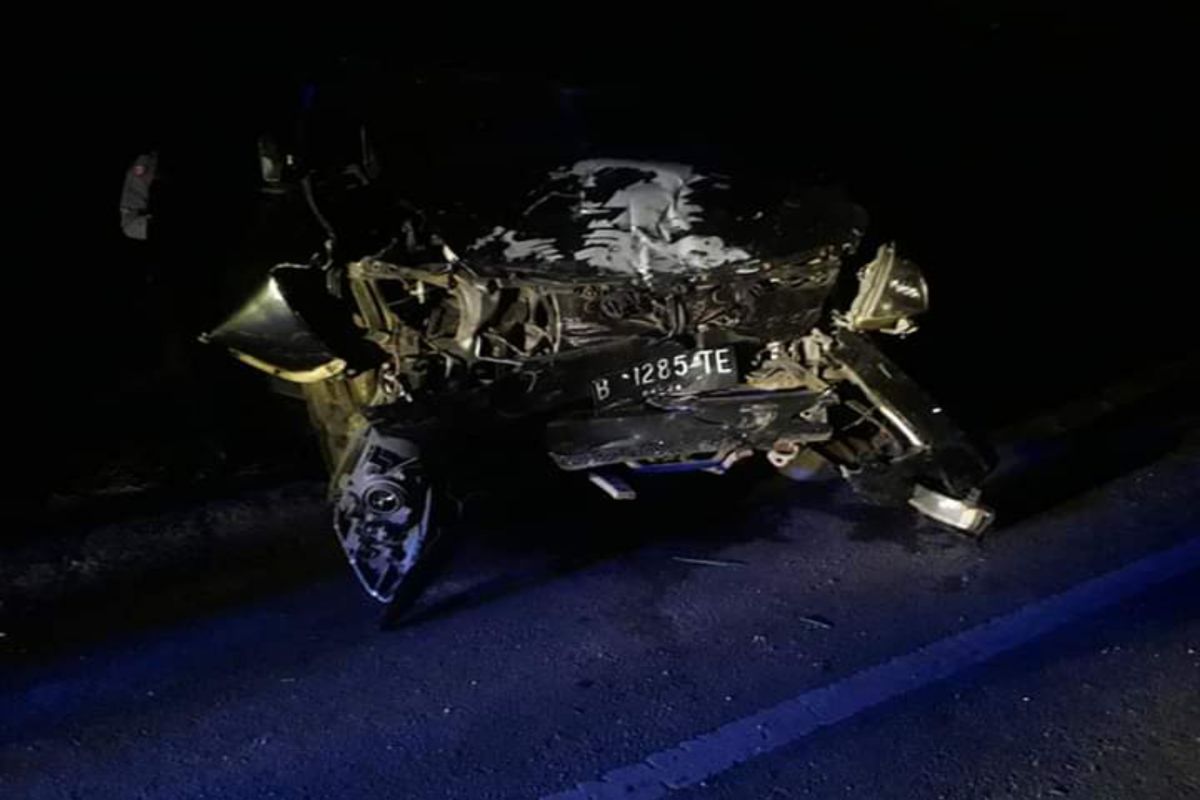 Dua mobil tabrakan, seorang lansia meninggal