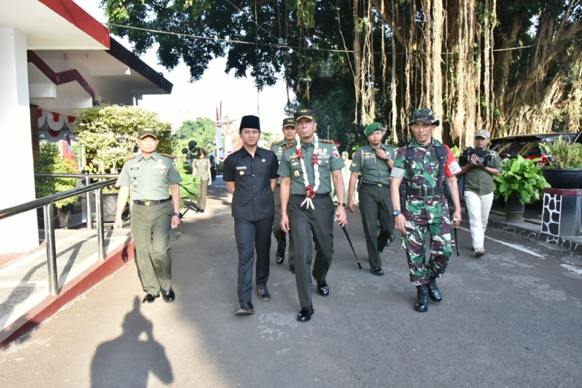 Pangdam Brawijaya tutup TMMD 105 di Trenggalek