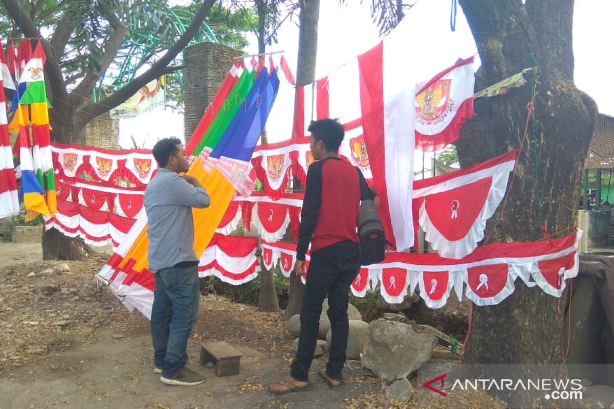 Pedagang bendera musiman marak di Makassar