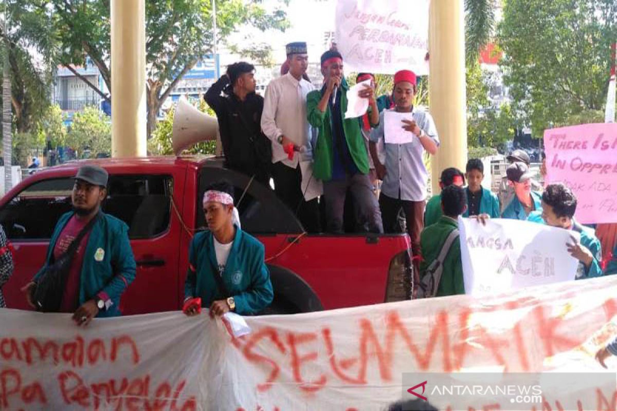 Aliansi mahasiswa dan pemuda Pasee berdemo di kantor DPRK Lhokseumawe