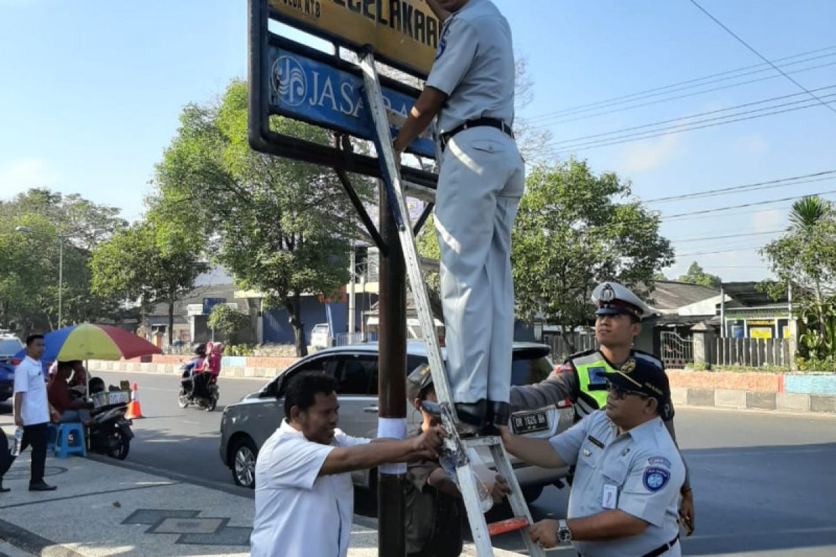 Jasa Raharja NTB bersama kepolisian membersihkan rambu lalu lintas