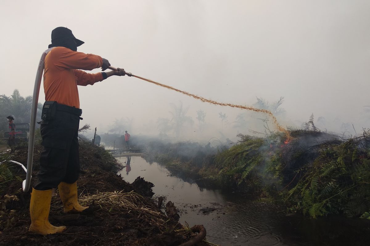 Polres Muarojambi berupaya padamkan lahan terbakar di Kumpeh Ulu