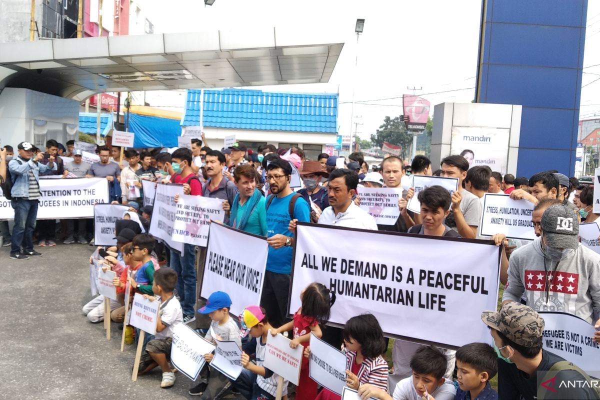 Ratusan pencari suaka di Pekanbaru demo di kantor IOM