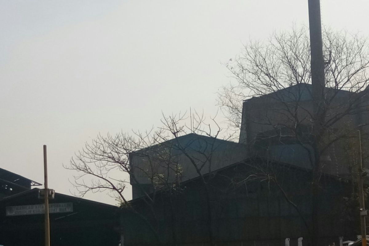 Dinas LH DKI uji emisi cerobong asap pabrik peleburan baja