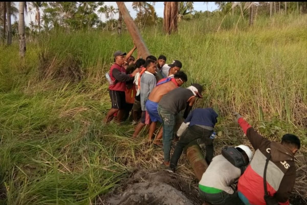 PLN dibantu warga membangun jaringan listrik  Kepulauan Sitaro