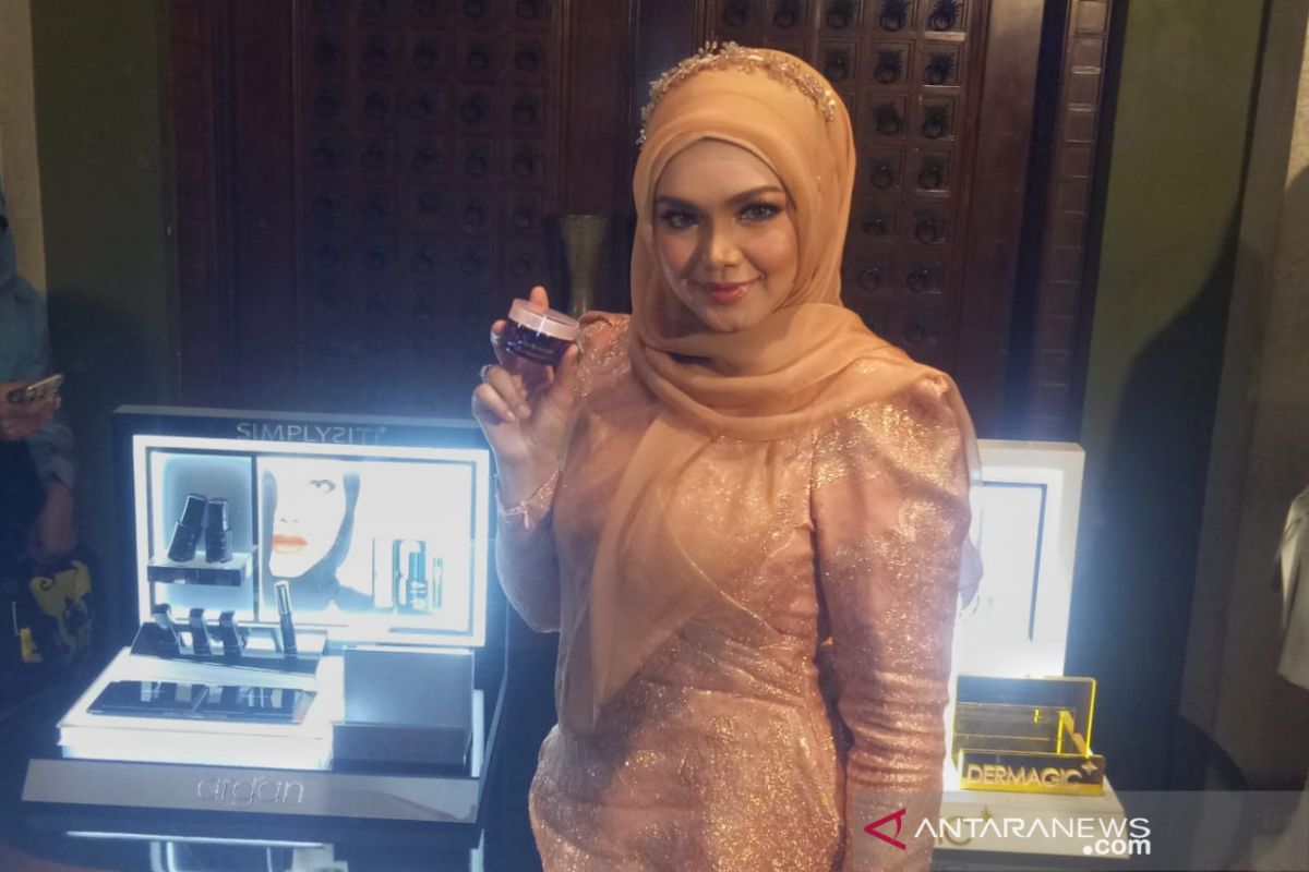 Siti Nurhaliza gemar bersepeda bersama suami