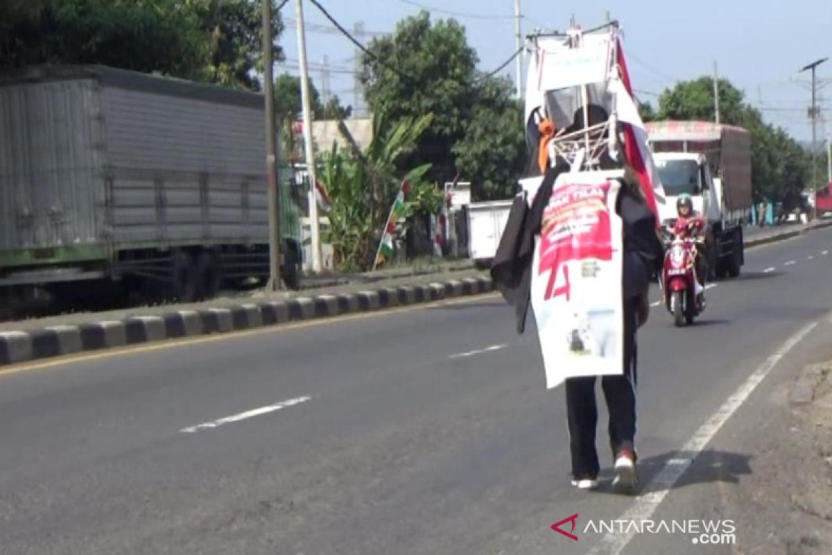 Medi Bastomi berjalan mundur demi bertemu Jokowi