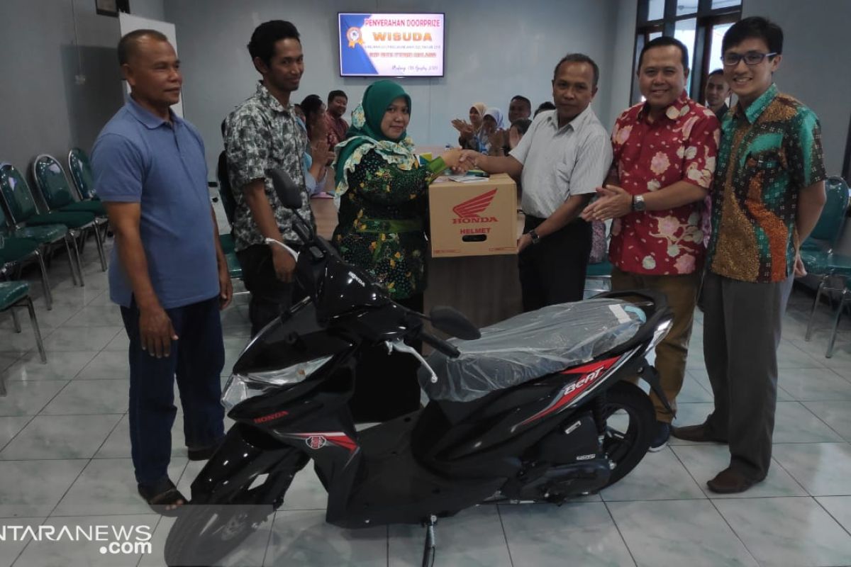Calon istri wisudawan IKIP Budi Utomo Malang dapat hadiah sepeda motor