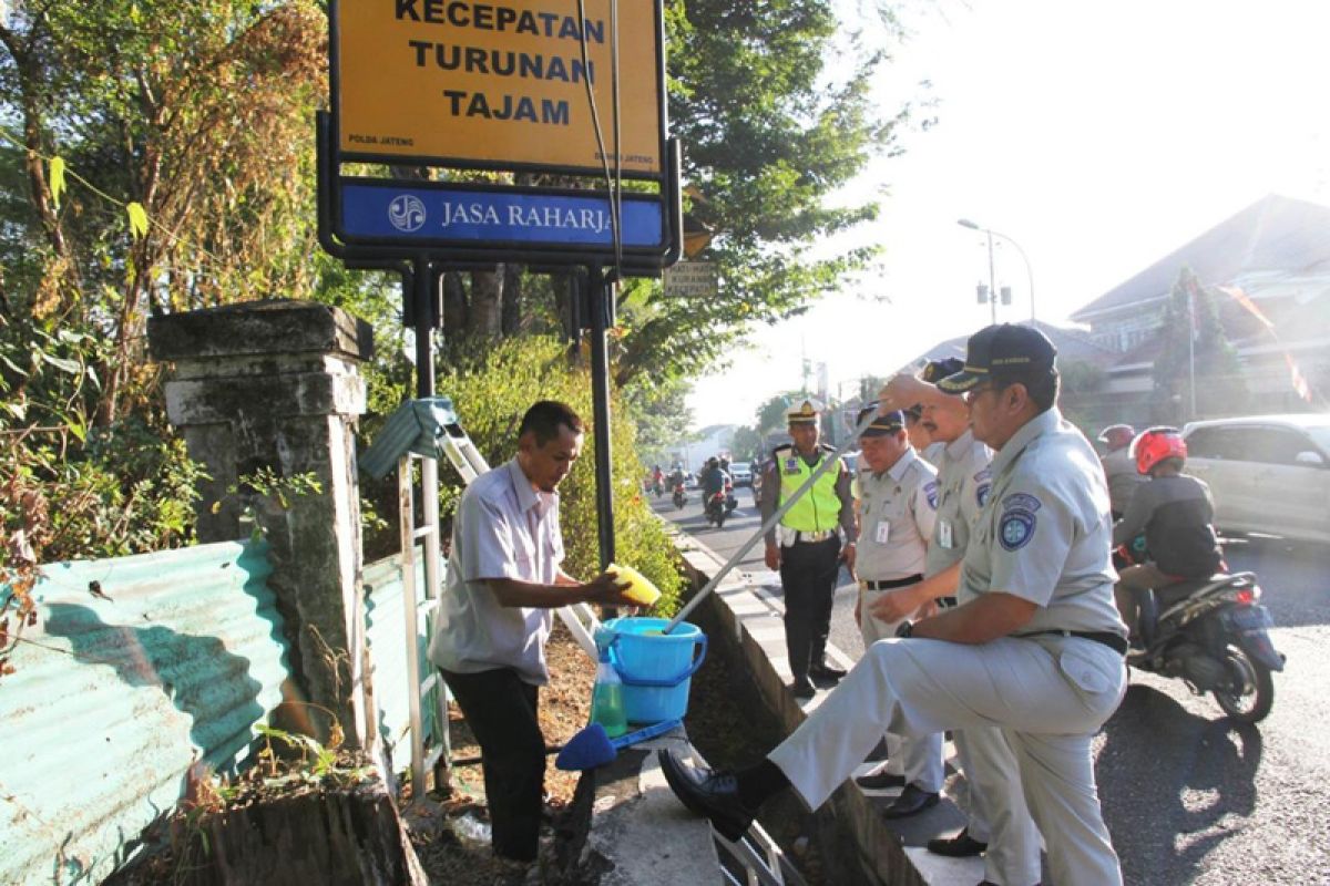 Jelang HUT RI, Jasa Raharja bersihkan papan rambu lalu lintas