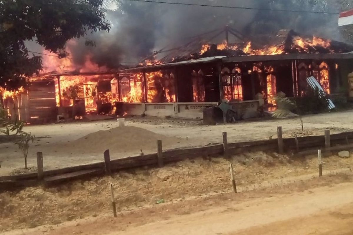 Ditinggal pergi pemiliknya, sebuah rumah di Lamandau ludes terbakar