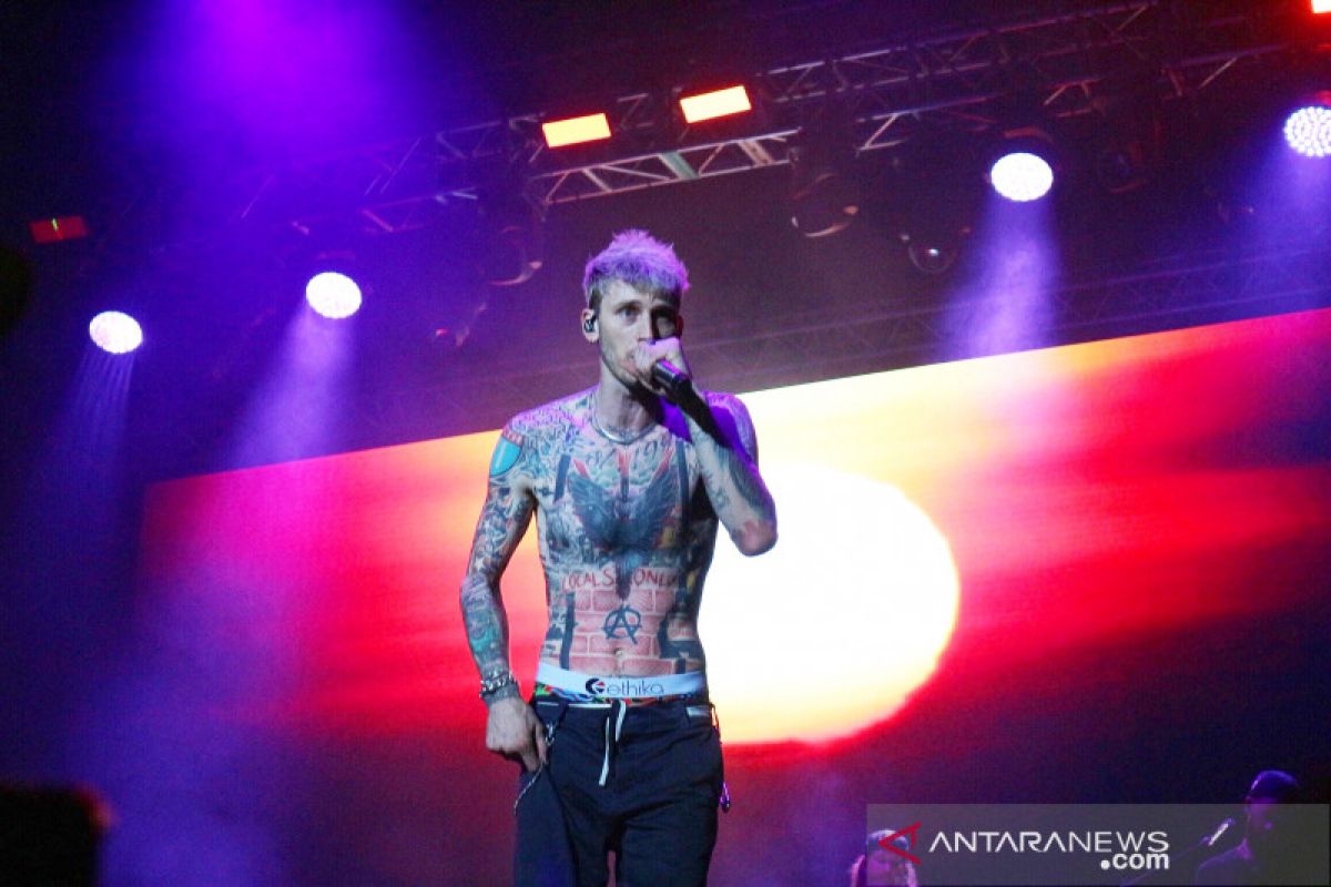 Konser atraktif Machine Gun Kelly bikin "terhipnotis" dan histeris