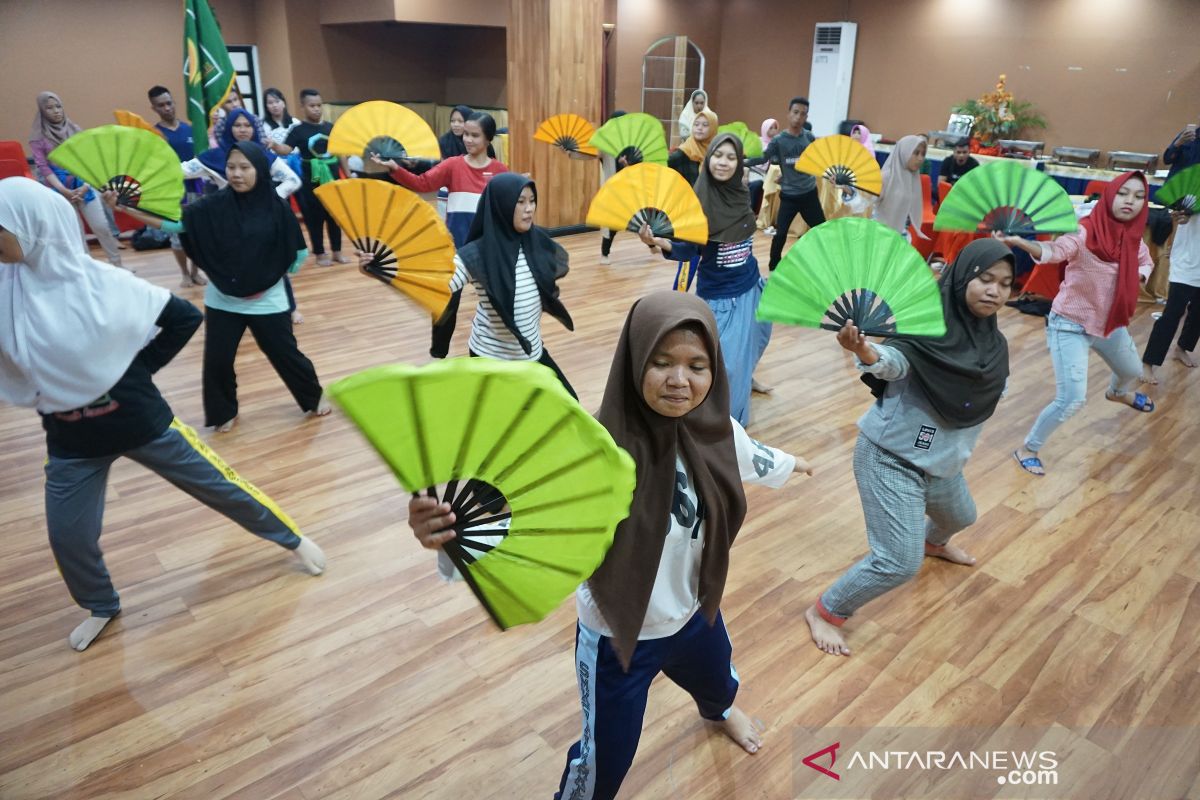 Peserta Siswa Mengenal Nusantara Gorontalo belajar tarian Saronde