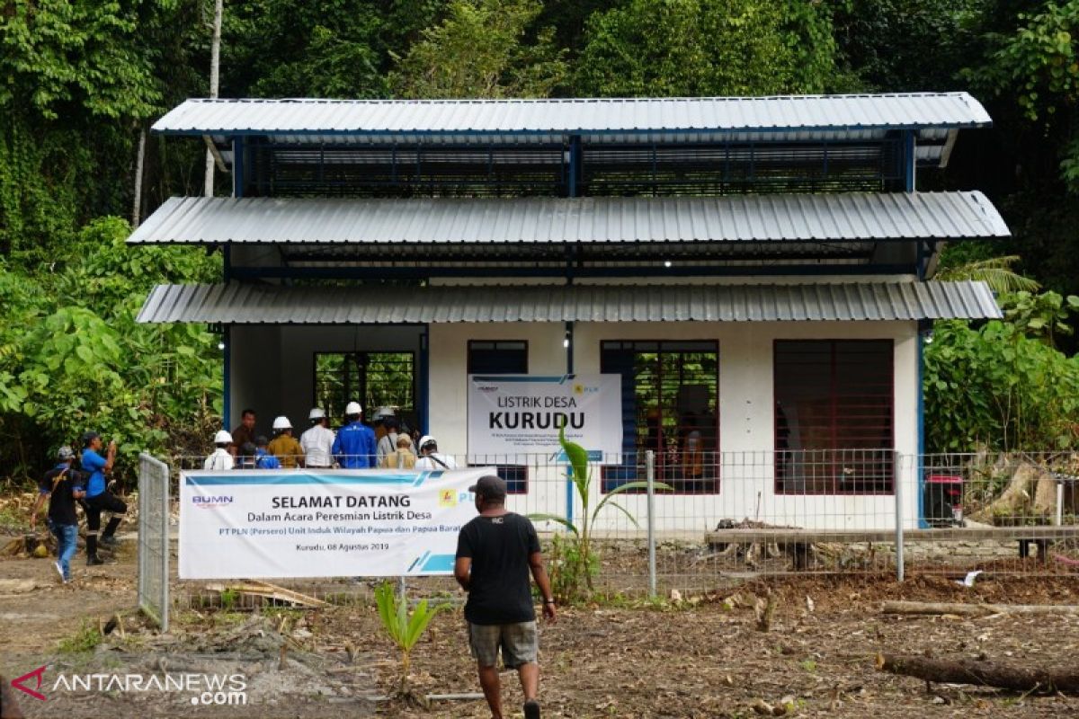 PLN listriki kampung di Yapen jelang hari Kemerdekaan RI