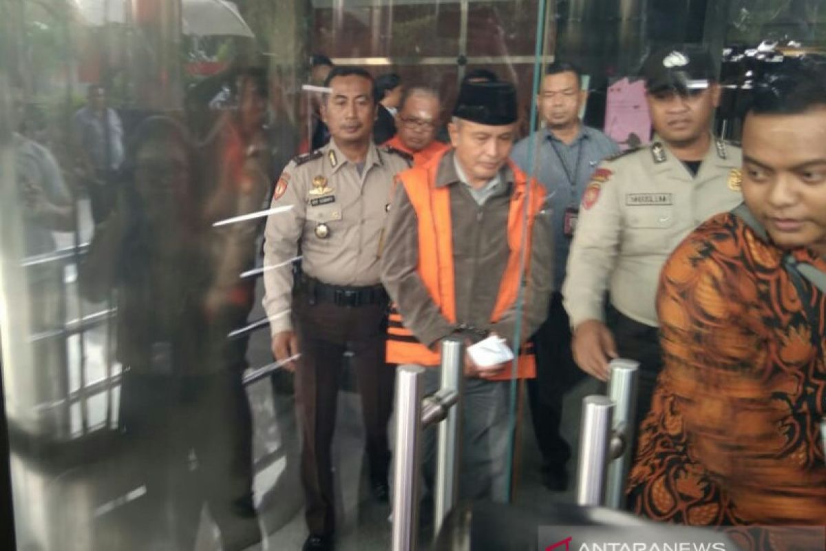 KPK memperpanjang penahanan dua anggota DPRD Jambi