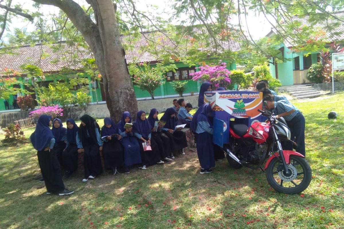 SMPN 1 Rajabasa Lampung Selatan giatkan siswa membaca buku