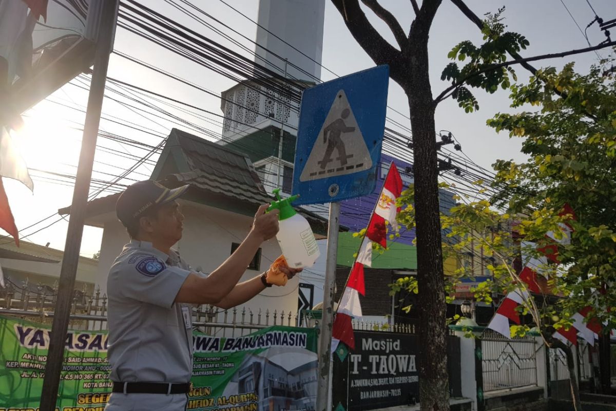 Jasa Raharja bersihkan 70 papan rambu lalu lintas