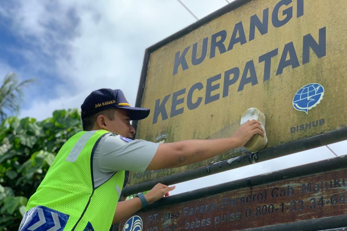 Jasa Raharja Maluku bersihkan rambu lalu lintas di Ambon