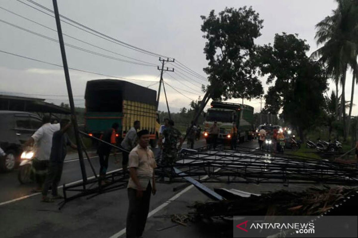 Angin kencang porak-poranda sejumlah bangunan di Aceh Utara