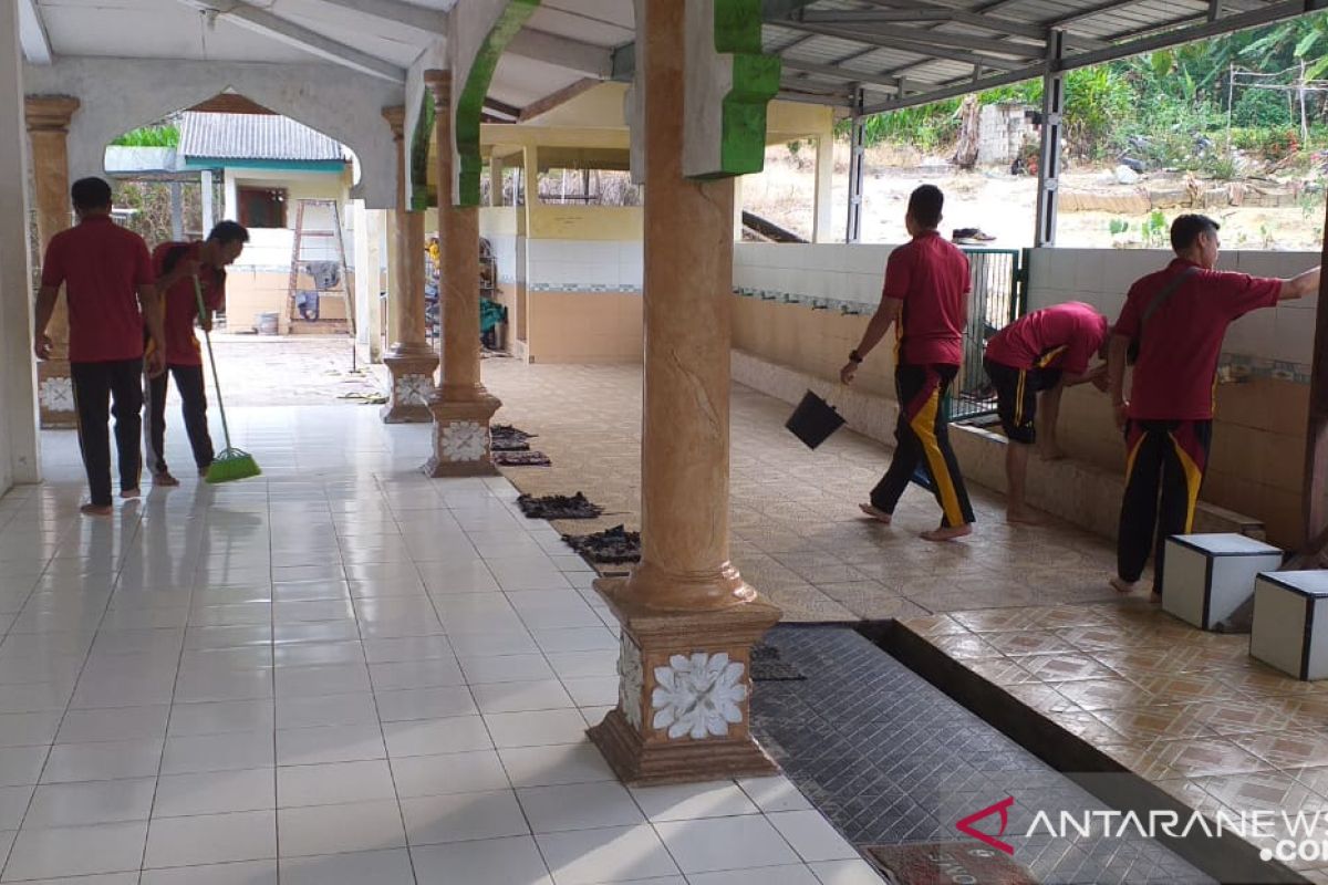 Polres Bangka Barat gelar bakti sosial bersihkan masjid