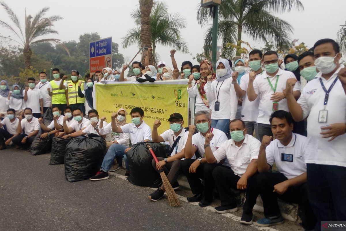 Peringati HUT Riau,  Garuda Group bersih-bersih Bandara Pekanbaru