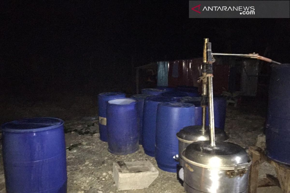 Polisi gerebek rumah produksi minuman keras cap tikus ilegal di Manokwari
