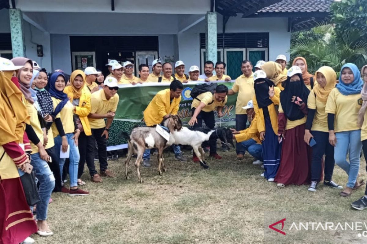 STIA Mataram menyalurkan hewan kurban ke Desa Senteluk