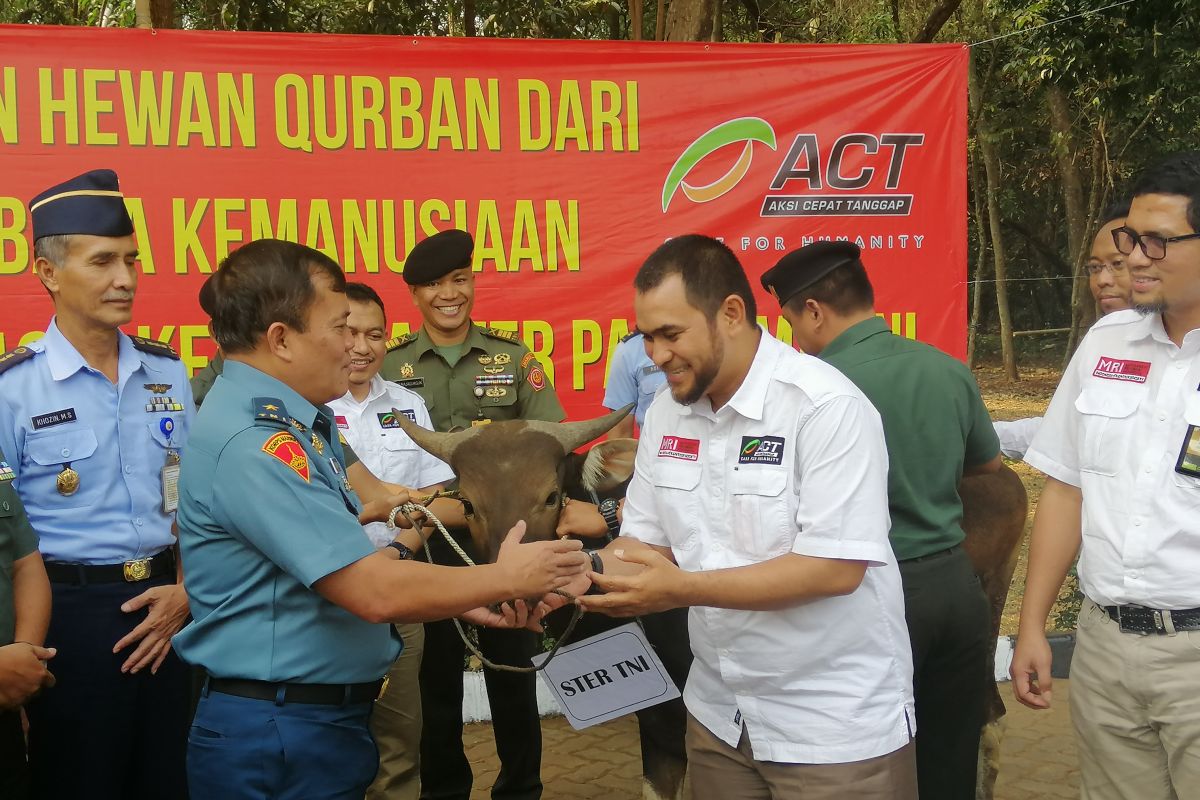 Mabes TNI terima 20 ekor hewan kurban  dari ACT