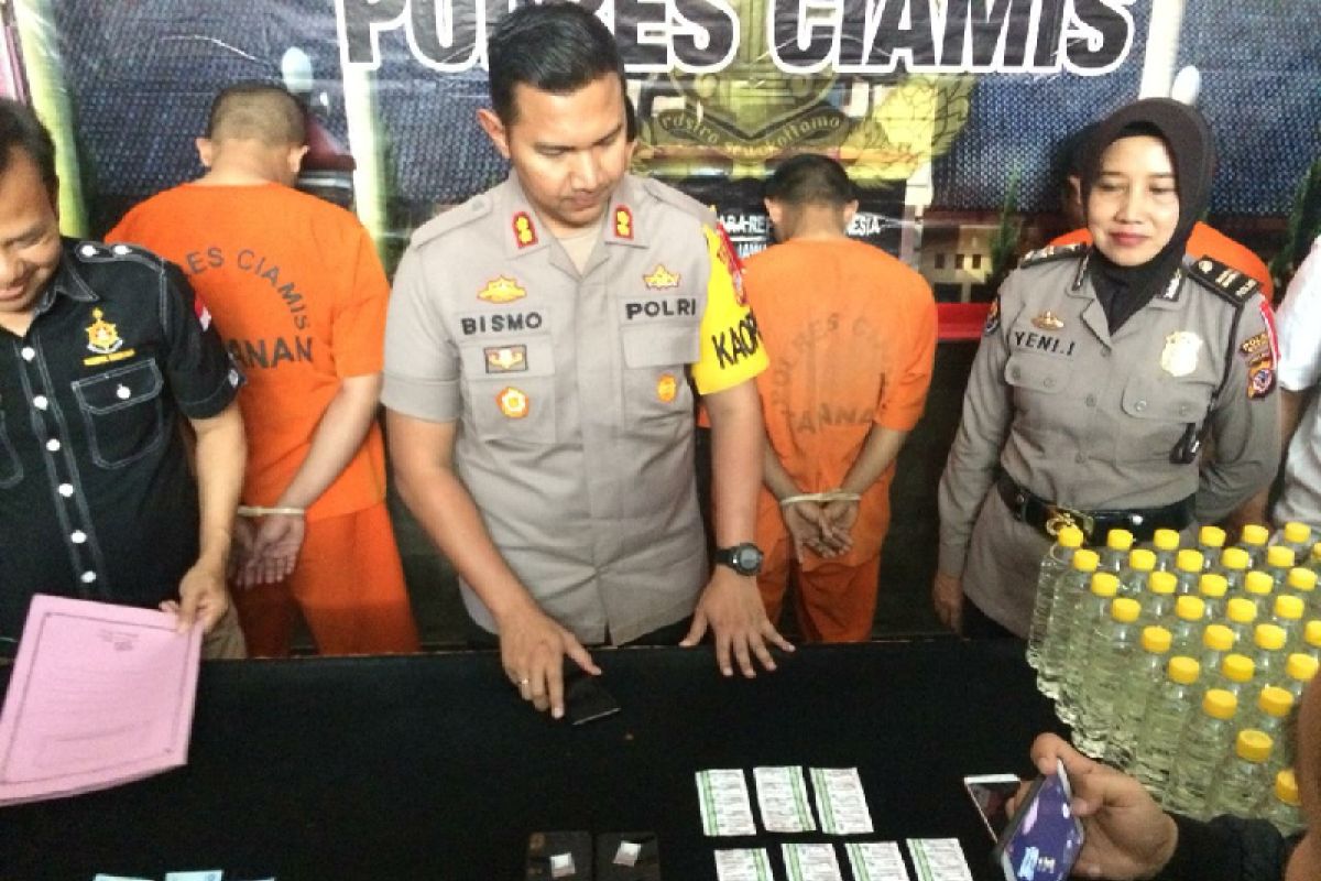 Polres Ciamis mengungkap penjualan minuman keras di bengkel tambal ban