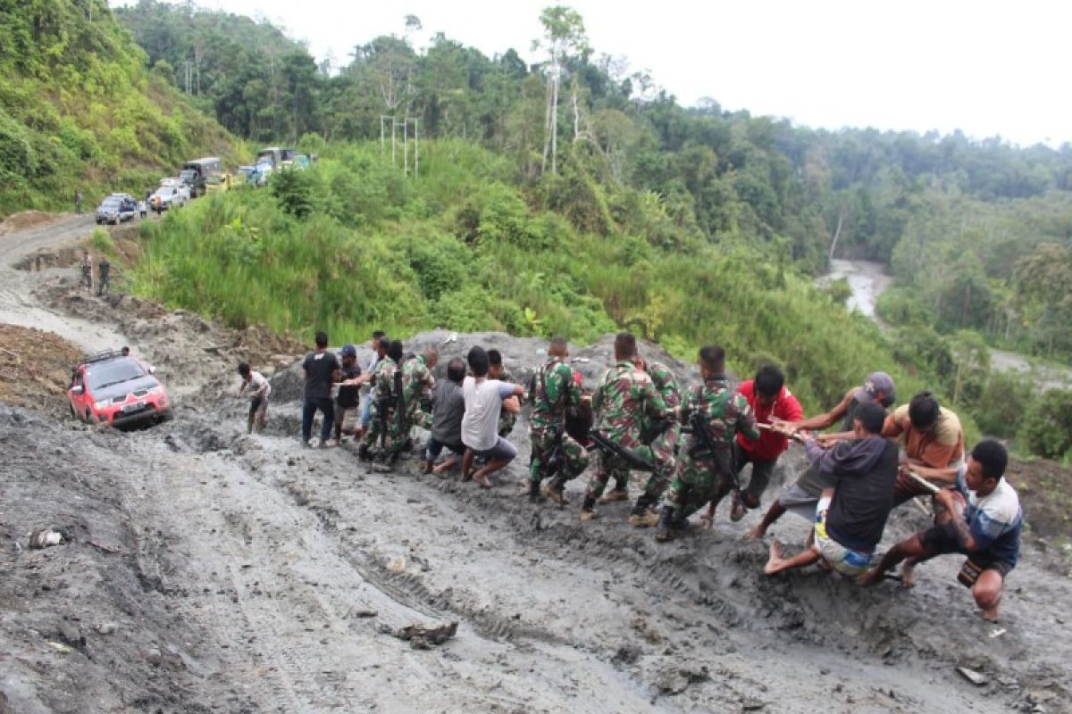 Kendaraan warga terjebak lumpur akibat longsor di jalan transPapua