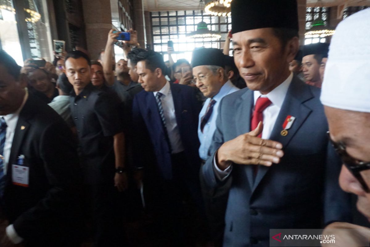 Presiden Jokowi dan Mahathir sholat jumat di Putrajaya