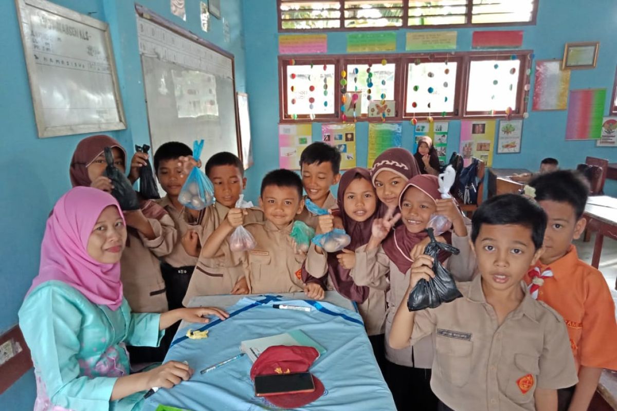 "Kurban" telur, cara unik melatih siswa berkurban