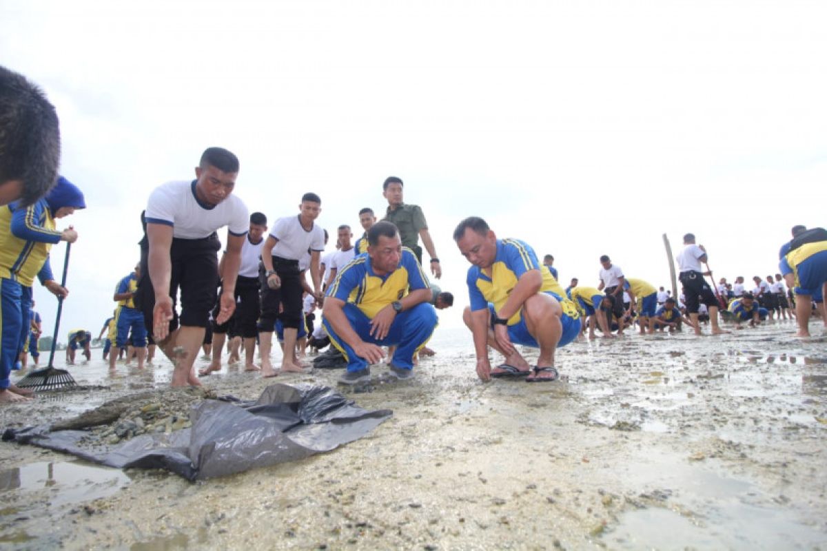Ratusan Polisi bersihkan Pantai Payung
