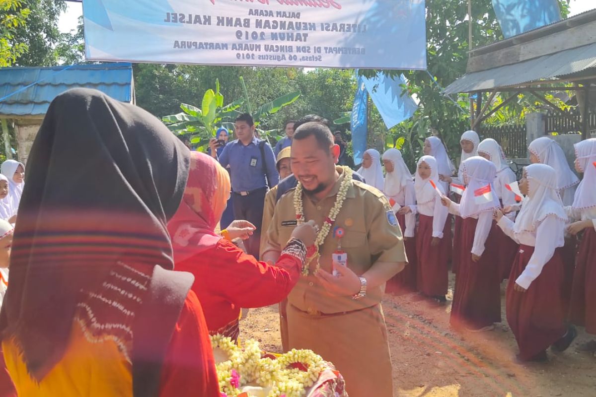 Bank Kalsel laksanakan literasi di SDN Bincau