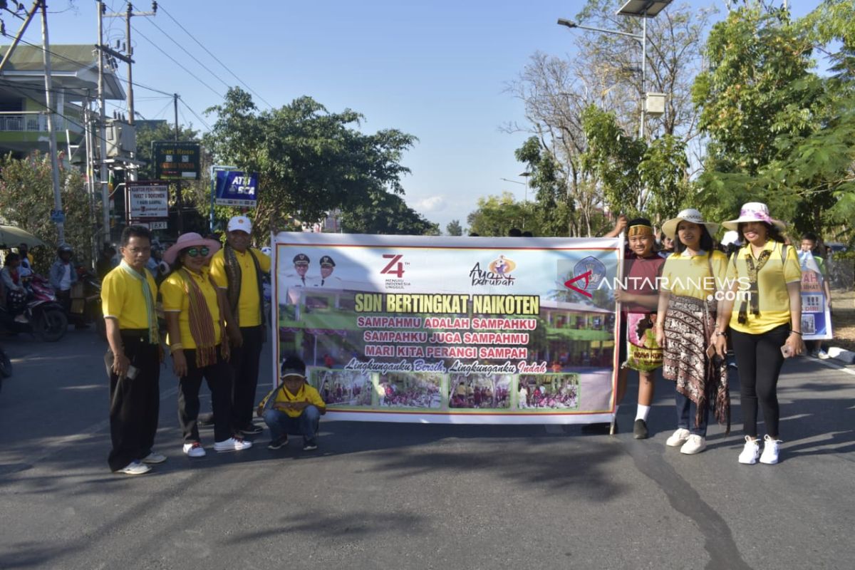 Berburu sampah di sepanjang Pantai Pasir Panjang