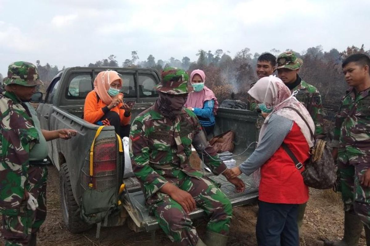 Petugas Puskesmas Kumpeh cek kesehatan personel di lokasi karhutla