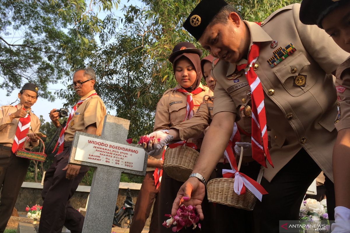 Jelang hari jadi, Pramuka tabur bunga di TMP Kalibata