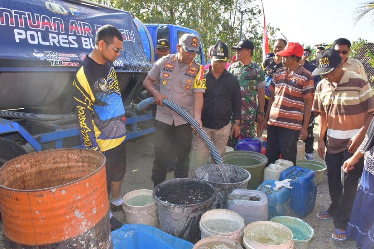 Di Blitar, polres  dan BPBD salurkan air bersih