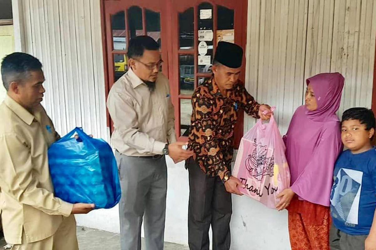 Disdukcapil Aceh Tengah bantu warga kurang mampu sekitar kantor